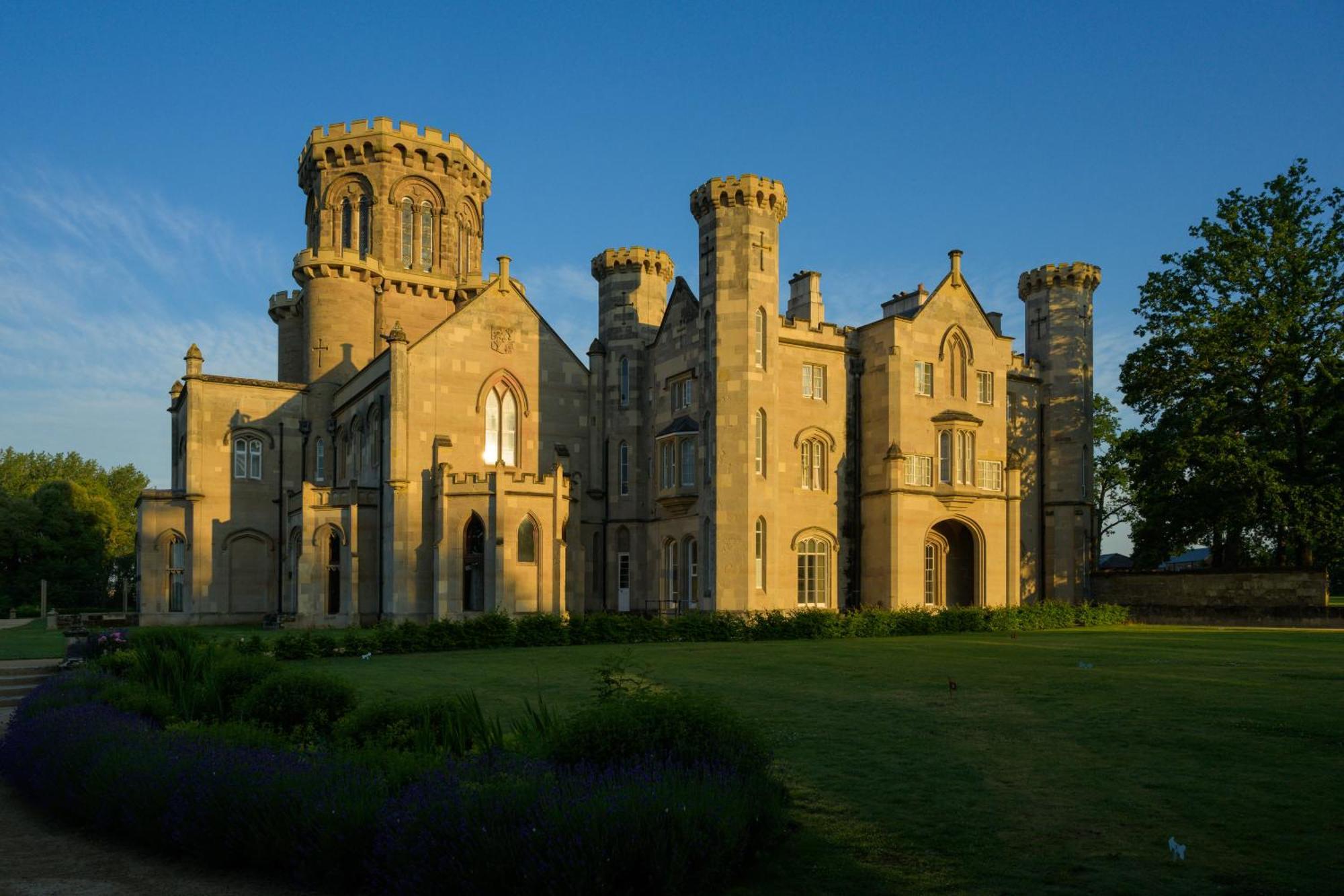 Hotel Studley Castle Exterior foto